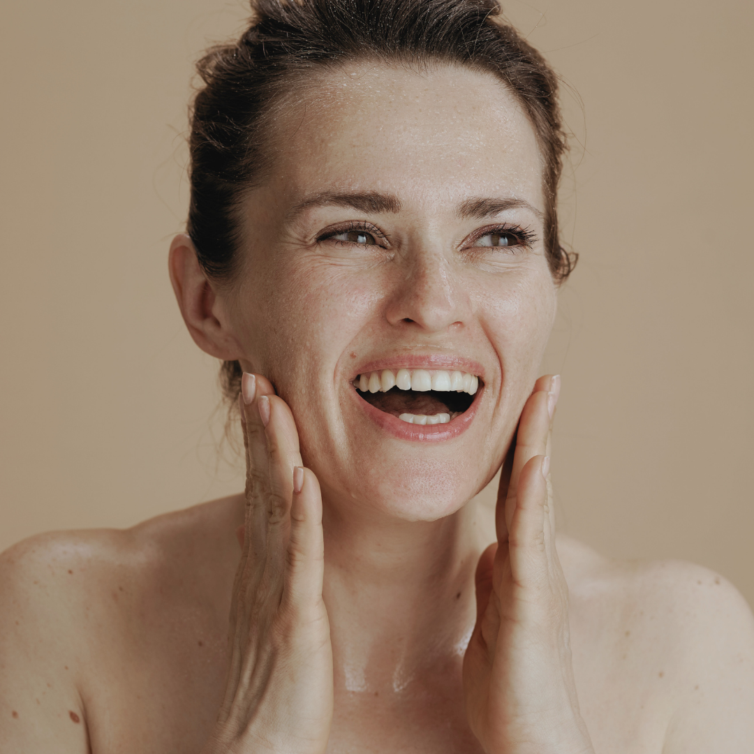 Femme après 40 ans reçoit la brume visage Pshiit-Biotic sur le visage, hydratante et apaisante.