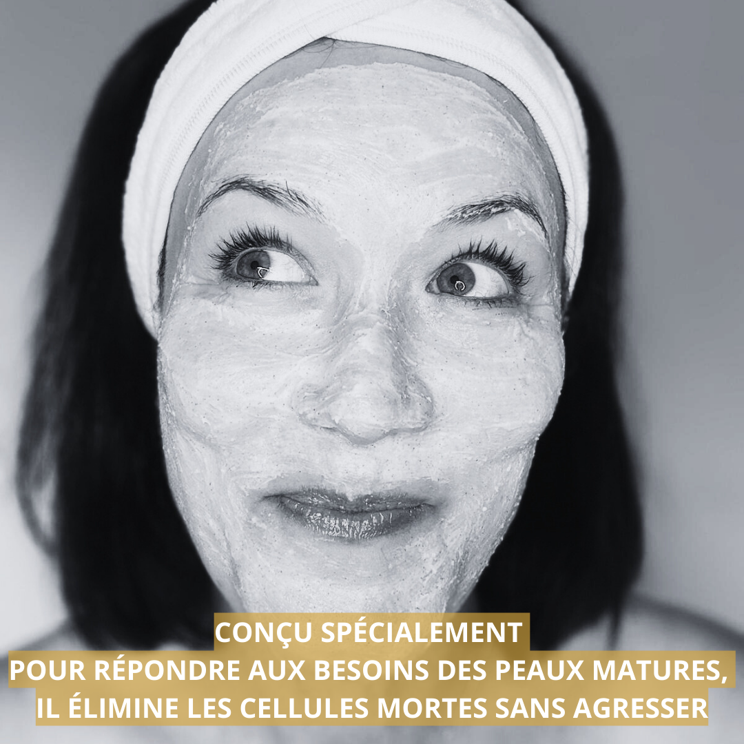 Femme applique le Gommage Grains de Volcan sur sa peau pour une exfoliation douce et naturelle.