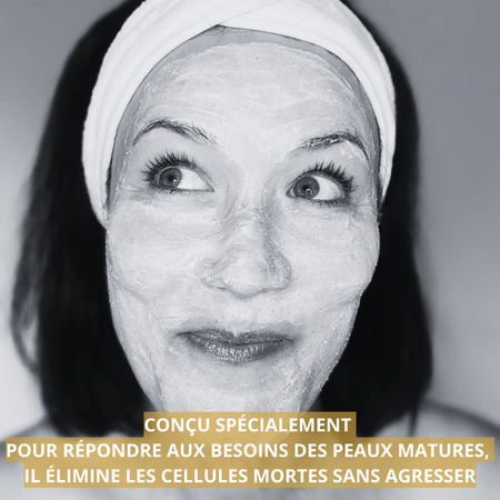Femme applique le Gommage Grains de Volcan sur sa peau pour une exfoliation douce et naturelle.