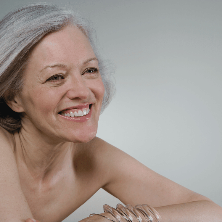 Avant/après d’un soin anti-âge naturel sur peau de 50 ans