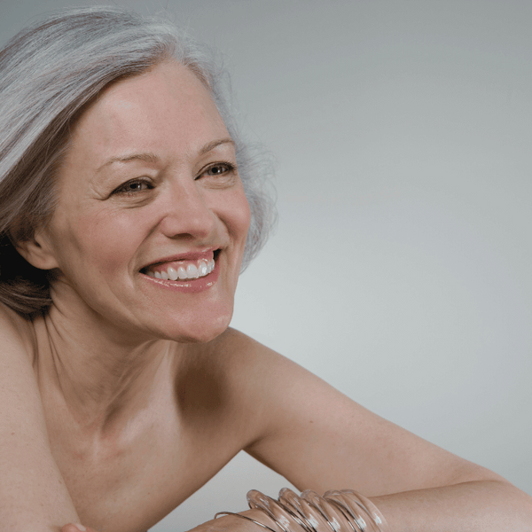 Avant/après d’un soin anti-âge naturel sur peau de 50 ans