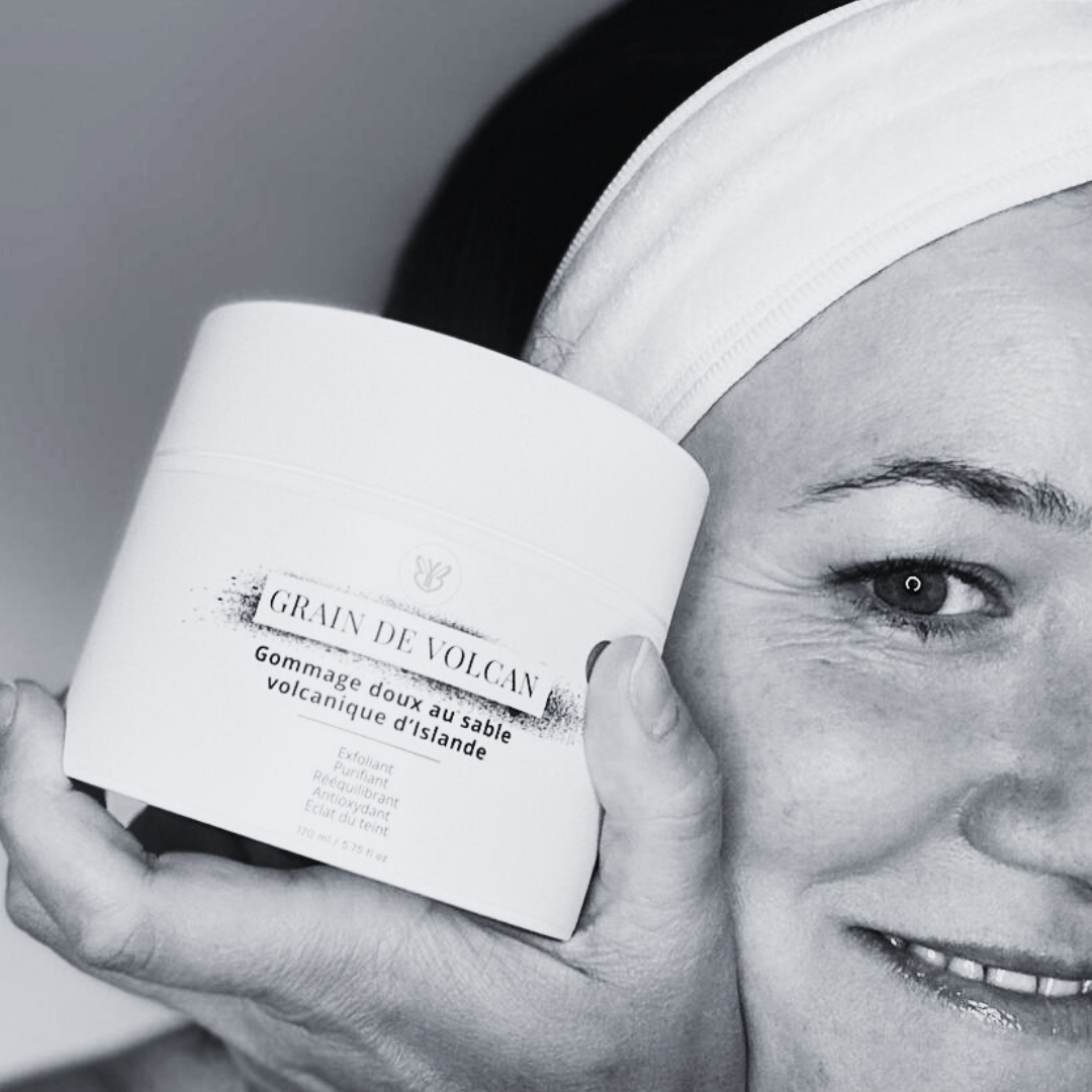 Femme de 40 ans tient dans ses mains le Gommage Grains de Volcan certifié naturel, Belle après 40 ans.