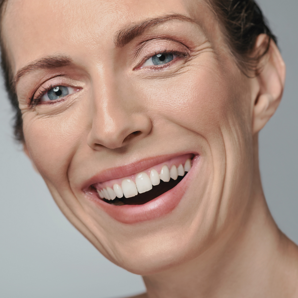 Cliente souriante après 2 mois de soins Belle après 40 ans