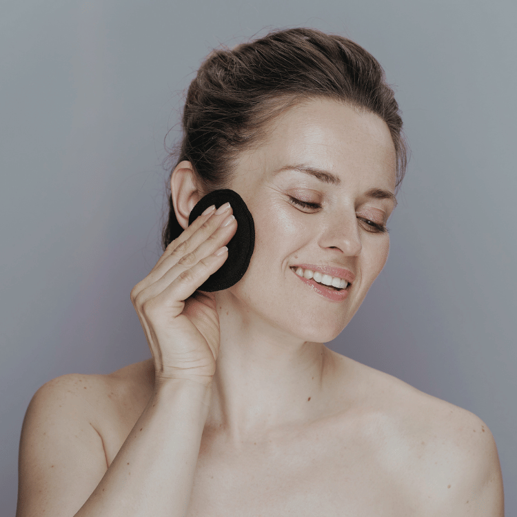 Femme avec peau mature épanouie et bien dans sa peau