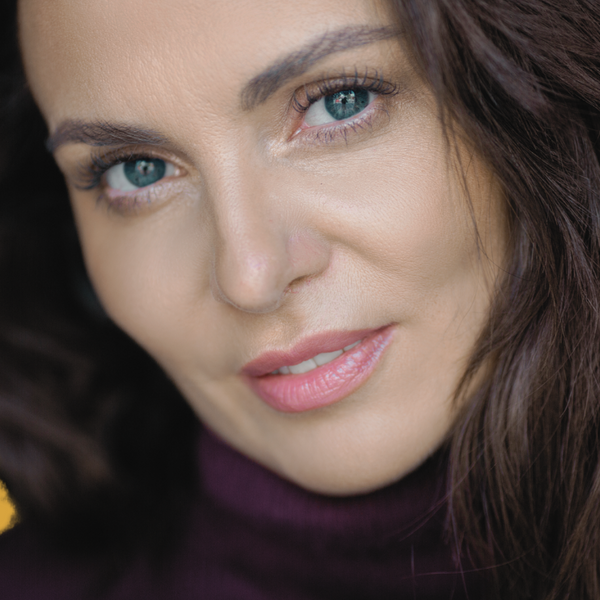 Femme de 50 ans rayonnante avec une peau naturellement belle