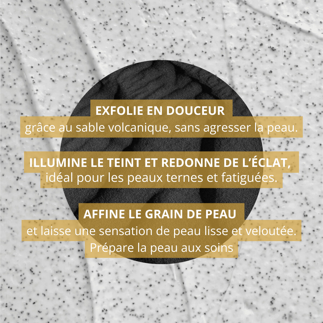 Gros plan sur les grains de sable volcanique, ingrédient naturel qui exfolie la peau en douceur et révèle l’éclat.