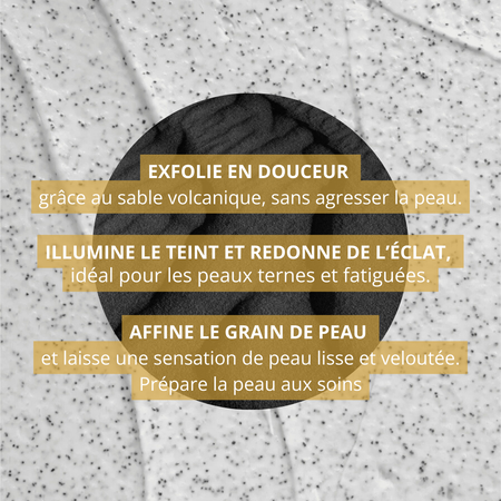 Gros plan sur les grains de sable volcanique, ingrédient naturel qui exfolie la peau en douceur et révèle l’éclat.