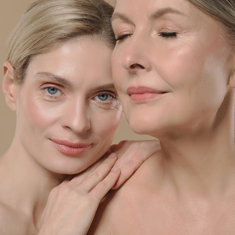 Femme de 45 ans appliquant un sérum peptide pour l’éclat et la fermeté