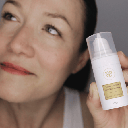 Claire utilisant l’Actif Contour pour défatiguer le regard, réduire poches et cernes