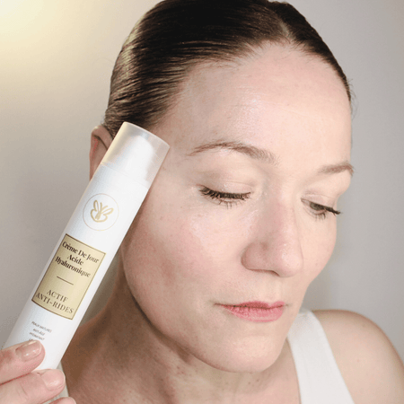 Claire rayonnante avec la crème de jour Actif Anti-Rides pour lisser les rides du visage naturellement