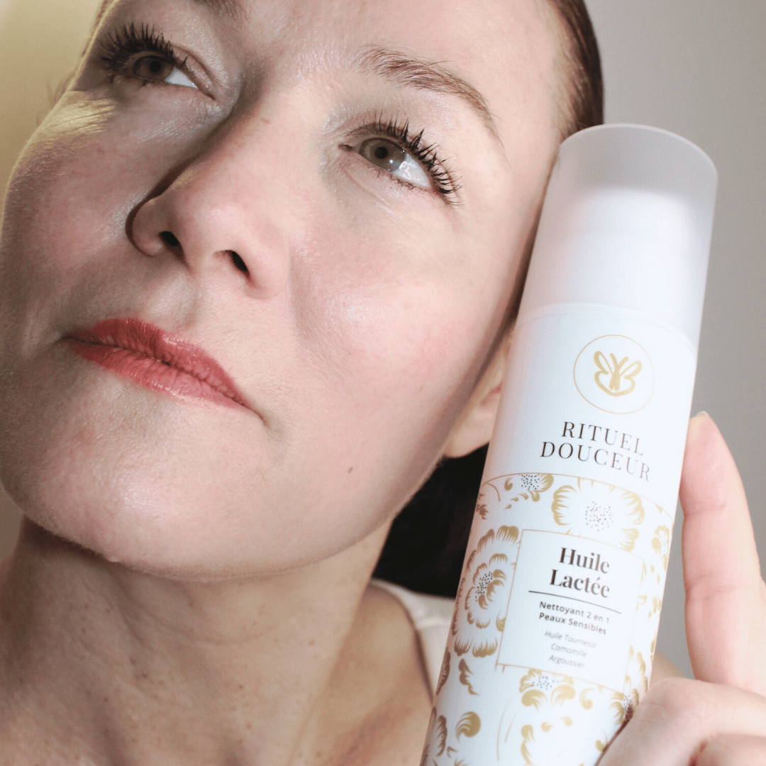 Claire démaquille son visage avec l’huile lactée Rituel Douceur, soin douceur 100% biologique