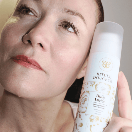 Claire démaquille son visage avec l’huile lactée Rituel Douceur, soin douceur 100% biologique
