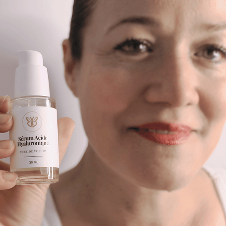 Claire appliquant la Cure de Volume aux peptides pour repulper et hydrater intensément la peau mature