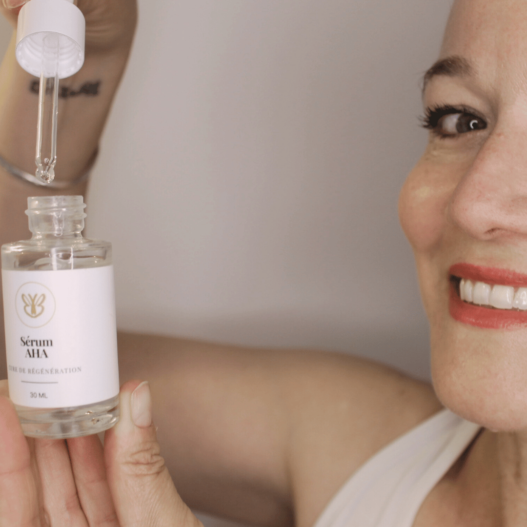  Claire avec le sérum régénérant à l’acide lactique pour affiner le grain de peau et relancer l’éclat
