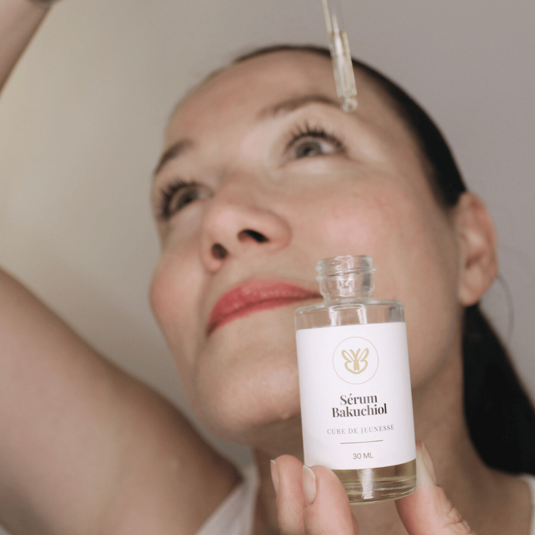 Claire, 50 ans, présentant la Cure de Jeunesse au bakuchiol pour lisser rides et raffermir la peau mature