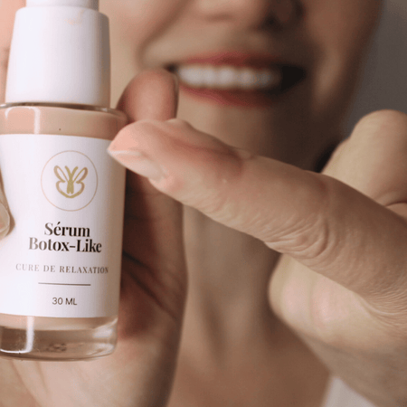 Claire appliquant la Cure de Relaxation aux peptides pour détendre les traits des peaux matures