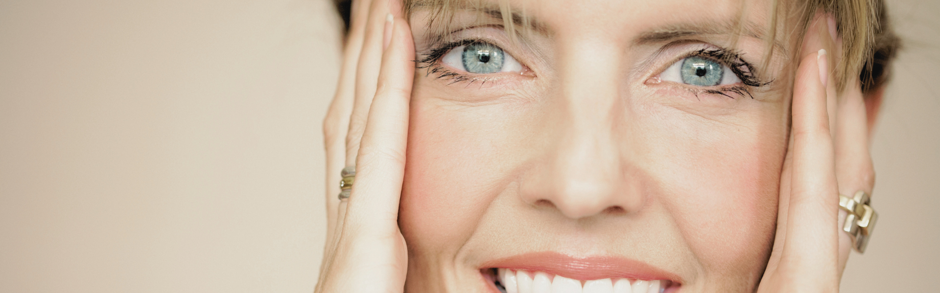 Femme appliquant un soin contour des yeux pour regard lissé