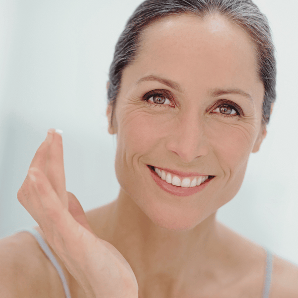 Visage lumineux après soins naturels et vegan